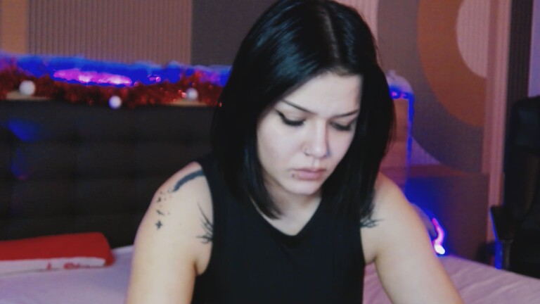 LORAAx's Streamate show and profile