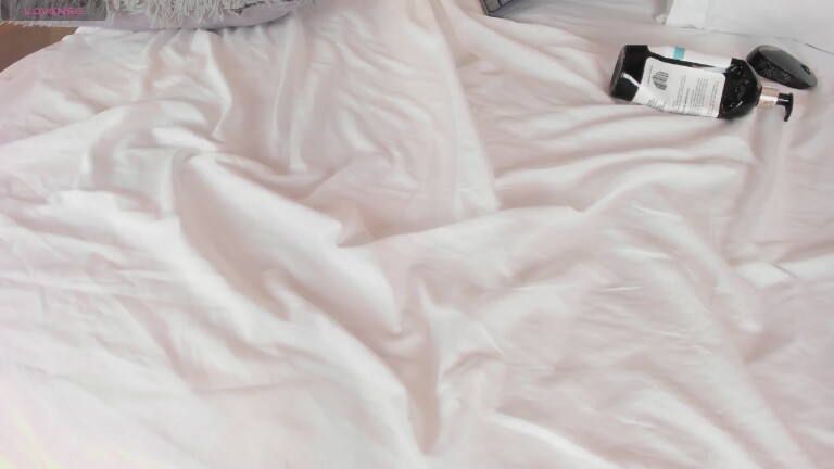 karolinee18's Streamate show and profile